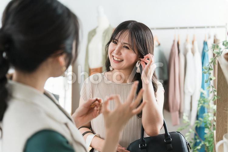 ピアス・アクセサリーを雑貨屋で選ぶ女性 ピアス,アクセサリー,買い物の写真素材