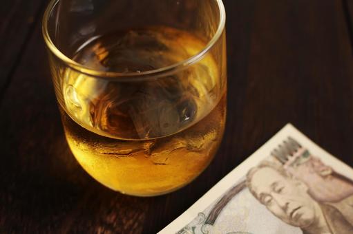ウイスキーと千円札の組み合わせ ウイスキーと千円札の組み合わせの写真