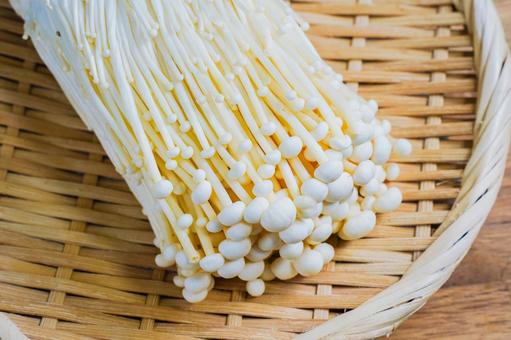 竹ざるの上のえのき えのき,きのこ,竹ざるの写真素材