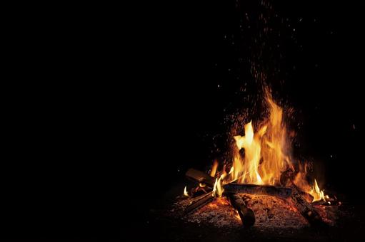 黒背景の焚き火の写真