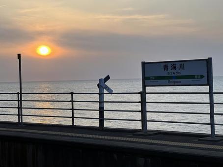 夕暮れの青海川駅 夕暮れの青海川駅 青海川駅,夕日,夕方の写真素材