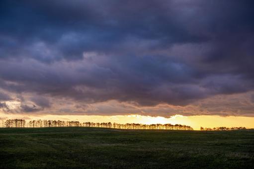 道東の雄大な空、雲の隙間から漏れる夕焼け 夕焼け,夕暮れ,重い雲の写真素材
