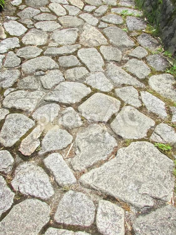 大小の石を敷き詰めた道 地面,テクスチャ,背景の写真素材