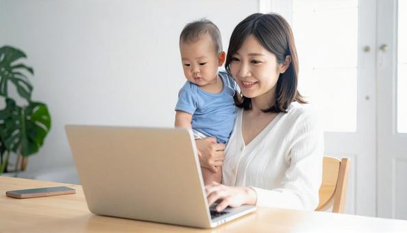 タブレットの画面を見る日本人親子 タブレットの画面を見る日本人親子の写真