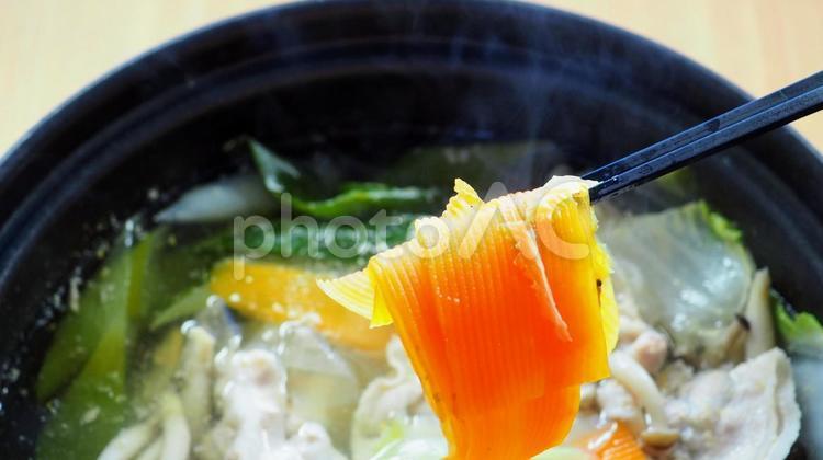 豚しゃぶ・家庭料理（にんじんをよそう） 豚しゃぶ,豚肉,しゃぶしゃぶの写真素材