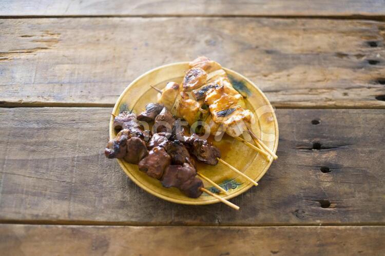 焼き鳥レバーとねぎまにタレをかける 焼き鳥,レバー,鳥レバーの写真素材