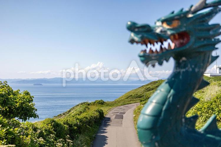 龍見橋の竜のモニュメントと津軽海峡 竜飛崎,龍見橋,青空の写真素材