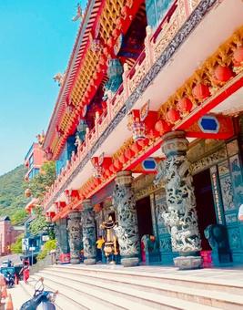 台湾のカラフルな寺院とブルースカイの写真