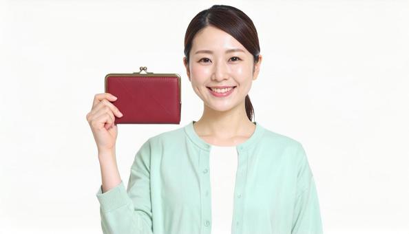お気に入りの財布を手に持つ若い女性 お気に入りの財布を手に持つ若い女性の写真