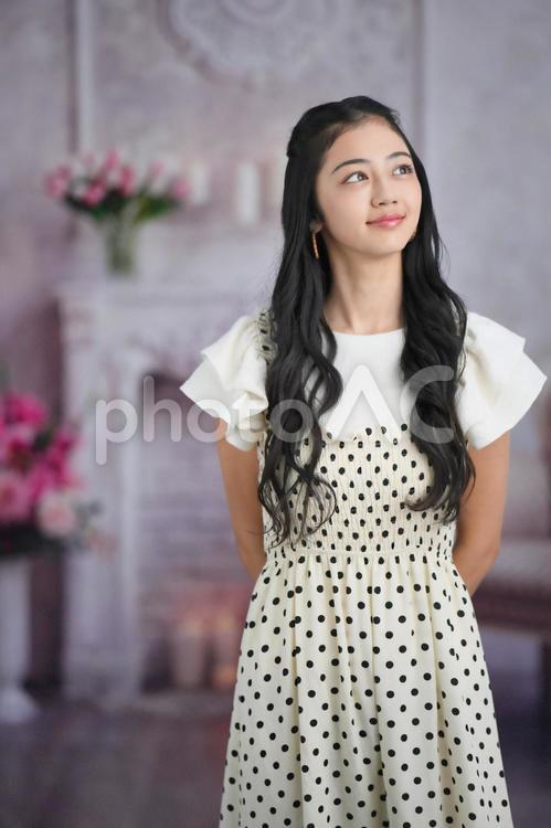 上の方を見て微笑む女性 女性,微笑む,日本人の写真素材