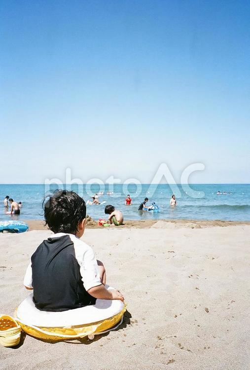 海 青空と砂浜と子供（フィルム写真） 海水浴,海,子供の写真素材