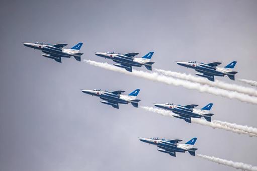 ブルーインパルス ブルーインパルス,空,スモークの写真素材