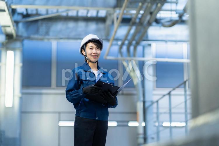 ビルメンテナンスする女性のエンジニア 工場,エンジニア,メンテナンスの写真素材