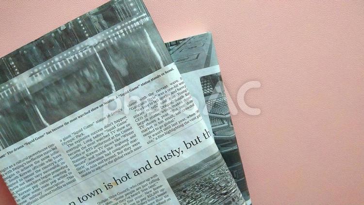英字新聞のブックカバーをつけた書籍 英字新聞,本,古本の写真素材
