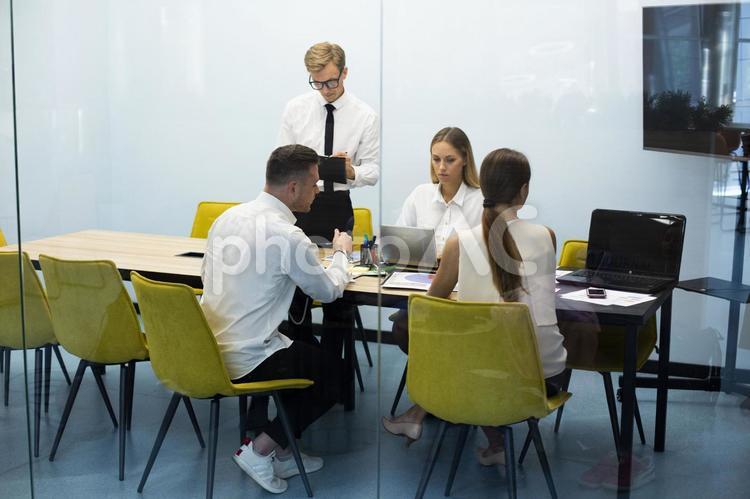 会議をする男女 ビジネス,会議,仕事の写真素材