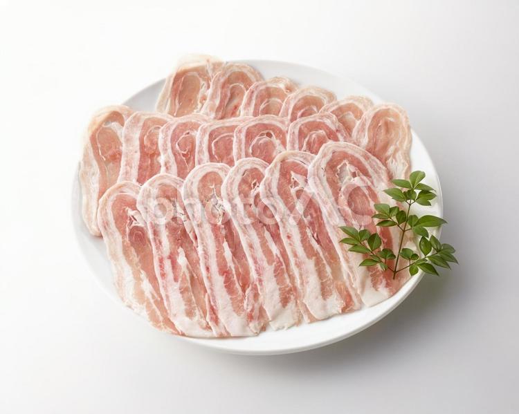 豚バラ肉薄切り　皿盛り 豚肉,豚バラ,薄切りの写真素材
