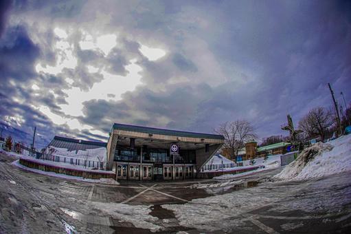 モントリオールのメトロ駅 モントリオールのメトロ駅 メトロ駅,雪,曇り空の写真素材