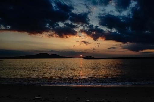 <五島の風景>夜明けの海水浴場の風景 <五島の風景>夜明けの海水浴場の風景の写真