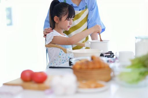 鍋の中身を混ぜる女の子の様子 女の子,料理,鍋の写真素材