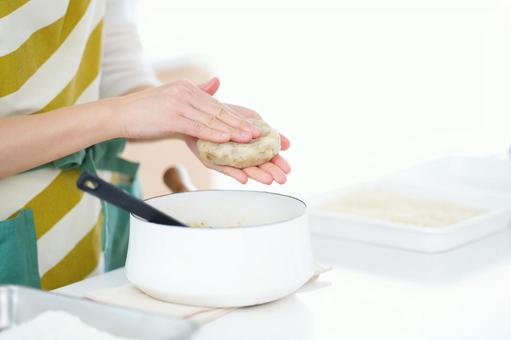 コロッケの形を作っている手 コロッケ,成形,楕円形の写真素材