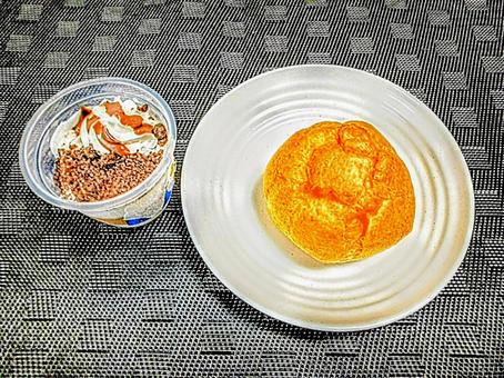 Photo, cream puff, baked confectionery, chocolate parfait, 