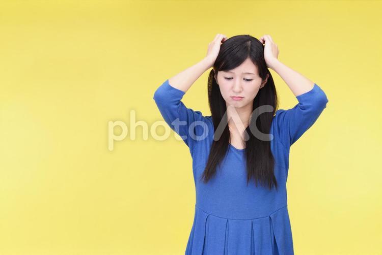 頭を抱える女性 女性,人物,人々の写真素材