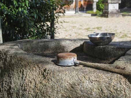 古社に佇む錆びた柄杓 古社に佇む錆びた柄杓 神社,古社,寺院の写真素材