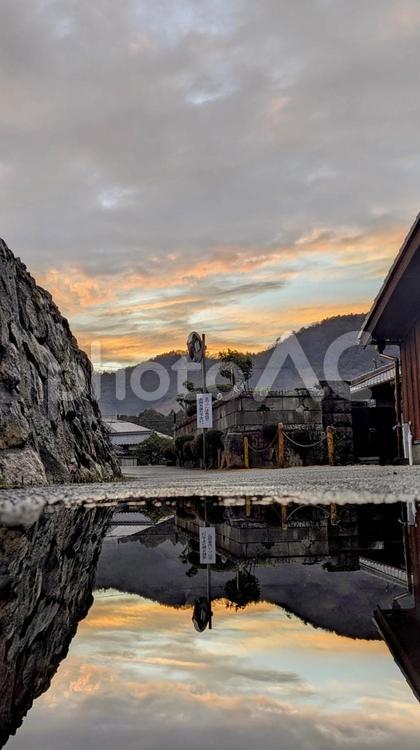 水溜りに映る美しい夕日 夕日,反転世界,水溜りの写真素材