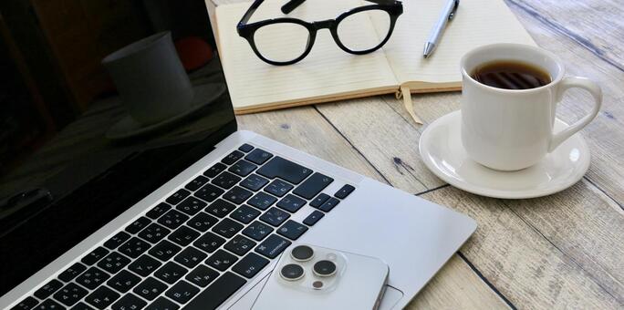 仕事の合間にコーヒーを楽しむ静かな時間 ビジネス,休憩,休み時間の写真素材