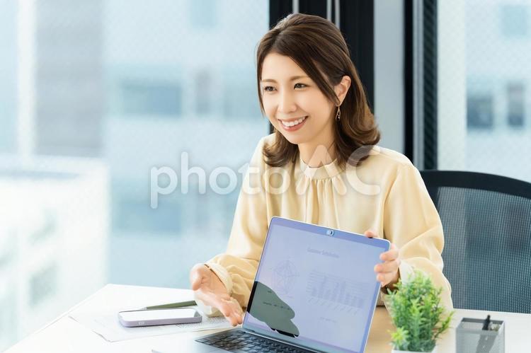 笑顔で対話をする女性・ビジネスウーマン 女性,ビジネス,笑顔の写真素材