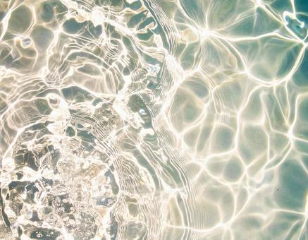 透明感のある水面に広がる波紋 透明感のある水面に広がる波紋の写真