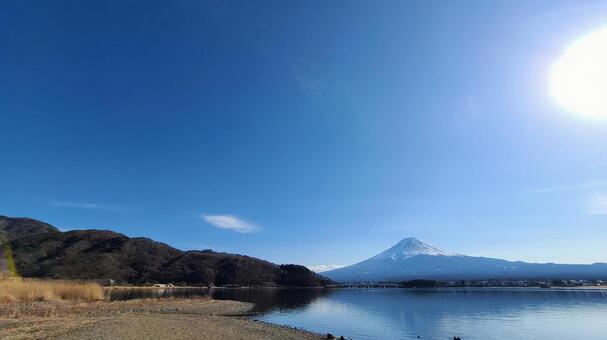 眩しい日差し　富士山 富士山,河口湖,湖の写真素材