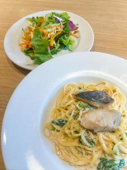 魚のクリームソースパスタとサラダ 魚のクリームソースパスタとサラダの写真