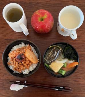 ご飯にキムチ納豆とかつお梅などの朝食 ご飯にキムチ納豆とかつお梅などの朝食 朝食,ご飯,こまちご飯の写真素材
