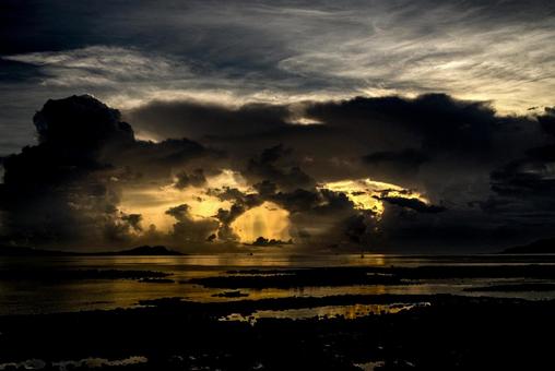 <素材>夏の雨の夕暮れの海の風景 <素材>夏の雨の夕暮れの海の風景の写真
