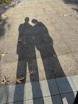寄り添う二人の影 影,シルエット,人物の写真素材