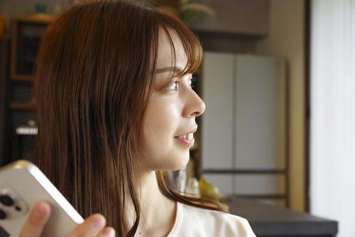 スマホで電話をする笑顔の女性 スマホ,通話,電話の写真素材