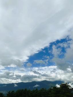 雲間からのぞく青空と山並みの風景 山岳風景,青空,雲の写真素材