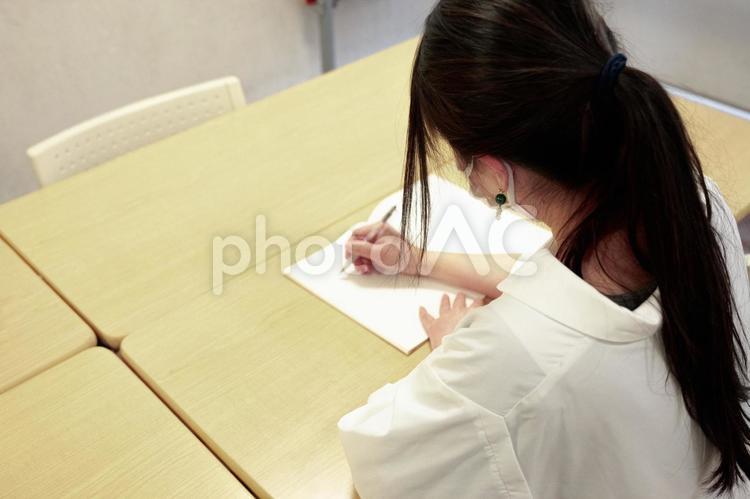 ノート　メモ　マスク女性 女性,手,屋内の写真素材
