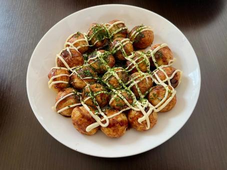 白皿に並んだたこ焼き たこやき,たこ焼き,ソースの写真素材