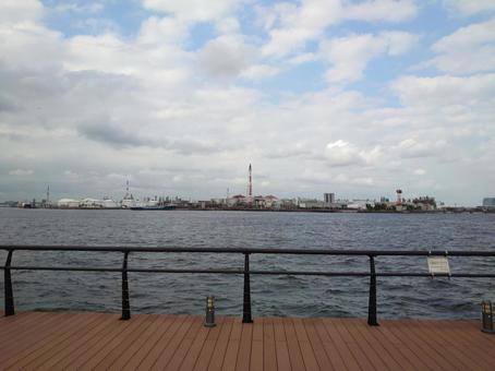 工場の見える公園の写真