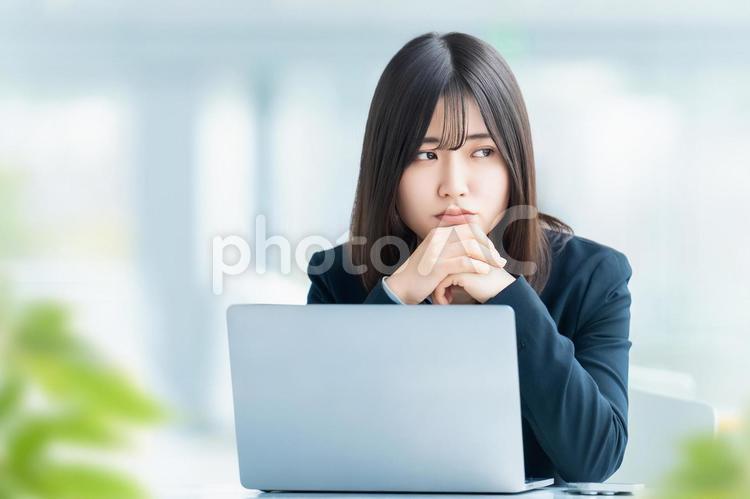 考えごとをする女性・ビジネスウーマン 女性,ビジネス,ビジネスウーマンの写真素材