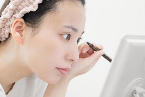 メイクをする女性 アイライン,アイライナー,化粧の写真素材