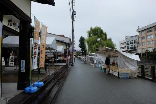 早朝で人が少ない雨の宮川朝市の風景(高山 早朝で人が少ない雨の宮川朝市の風景(高山 宮川朝市,宮川,朝市の写真素材