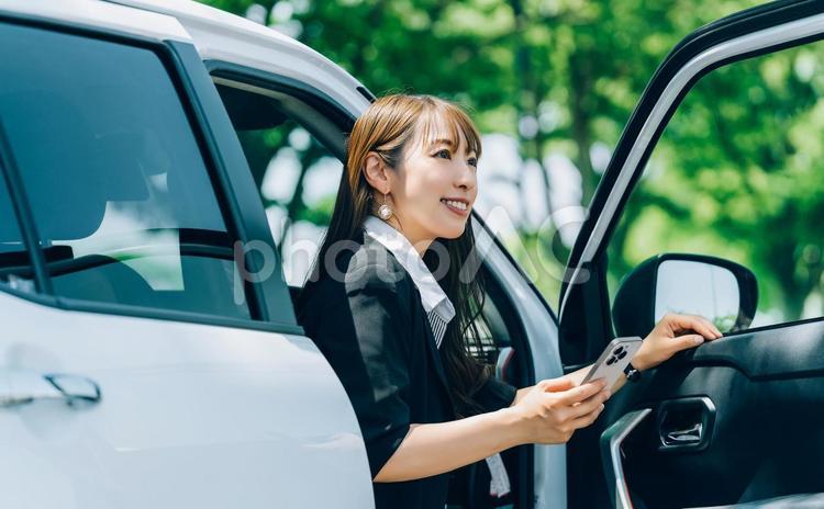 車を降りる女性・ビジネスウーマン 女性,車,運転の写真素材