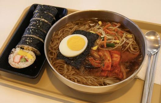 韓国冷麺とキンパのランチセット 韓国冷麺とキンパのランチセットの写真