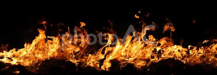 黒いバックに燃える炎の背景画像 炎,炎上,赤の写真素材
