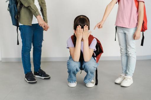 泣いてしゃがむ女の子を指さす生徒 女の子,リュック,指さすの写真素材