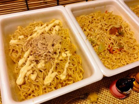 カレー焼きそば比べ カレー焼きそば比べ カップ焼きそば,カップ麺,味比べの写真素材