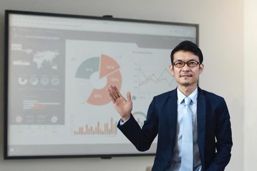 解説するビジネスマン 解説するビジネスマン 男性,ビジネス,プレゼンの写真素材